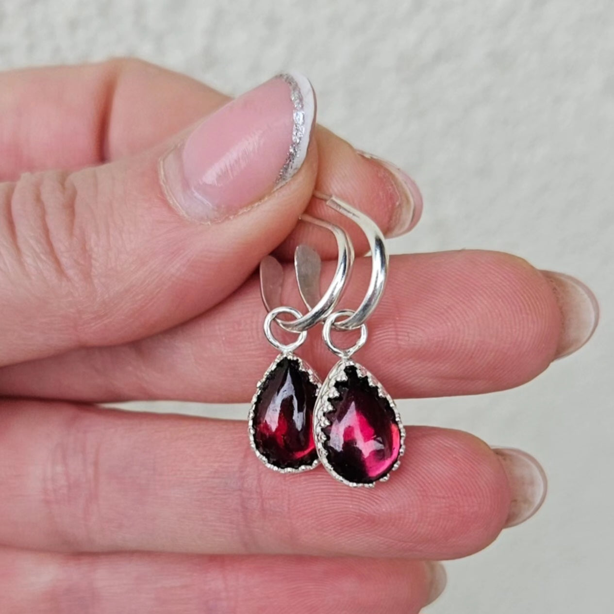 Boucles d'oreilles_demi-jonc_argent_pierre_goutte_grenat_rouge