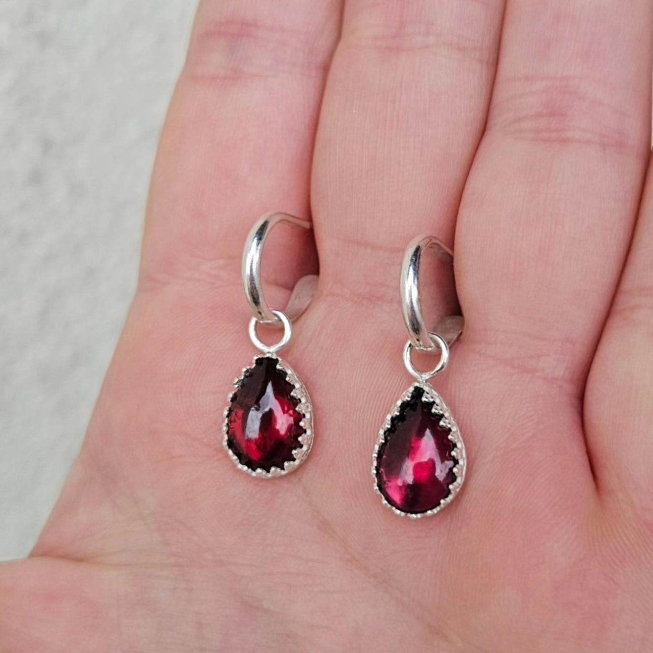 Boucles d'oreilles_gouttes_argent_pierre fine_grenat_rouge