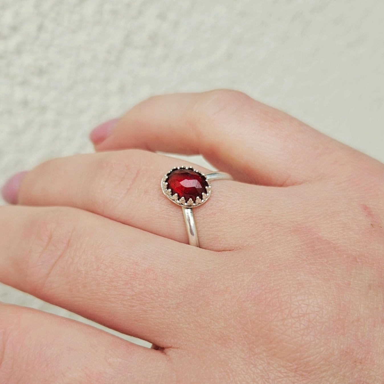 bague_argent_chevron_bague en v_pierre_grenat_rouge